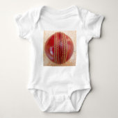 Crimson Stitch Focus: Nahes Up of Cricket's Heart Baby Strampler (Vorderseite)