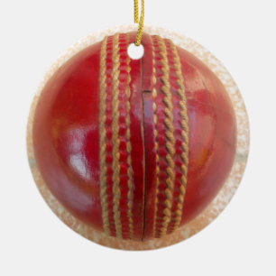 Crimson Stitch Focus: Nahes Up of Cricket's Heart Keramik Ornament