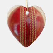 Crimson Stitch Focus: Nahes Up of Cricket's Heart Keramikornament (Rechts)