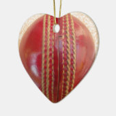 Crimson Stitch Focus: Nahes Up of Cricket's Heart Keramikornament (Links)