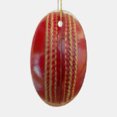 Crimson Stitch Focus: Nahes Up of Cricket's Heart Keramikornament (Rechts)