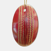 Crimson Stitch Focus: Nahes Up of Cricket's Heart Keramikornament (Links)