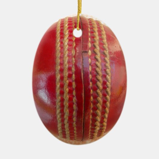 Crimson Stitch Focus: Nahes Up of Cricket's Heart Keramikornament (Vorne)