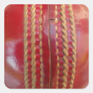 Crimson Stitch Focus: Nahes Up of Cricket's Heart Quadratischer Aufkleber