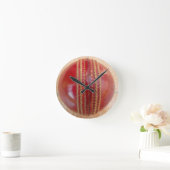 Crimson Stitch Focus: Nahes Up of Cricket's Heart Runde Wanduhr (Zuhause)