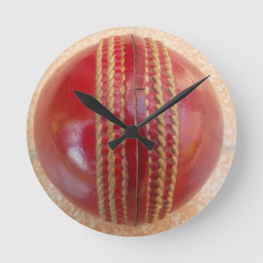 Crimson Stitch Focus: Nahes Up of Cricket's Heart Runde Wanduhr (Vorderseite)