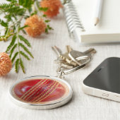 Crimson Stitch Focus: Nahes Up of Cricket's Heart Schlüsselanhänger (Seite)