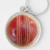 Crimson Stitch Focus: Nahes Up of Cricket's Heart Schlüsselanhänger (Vorne)