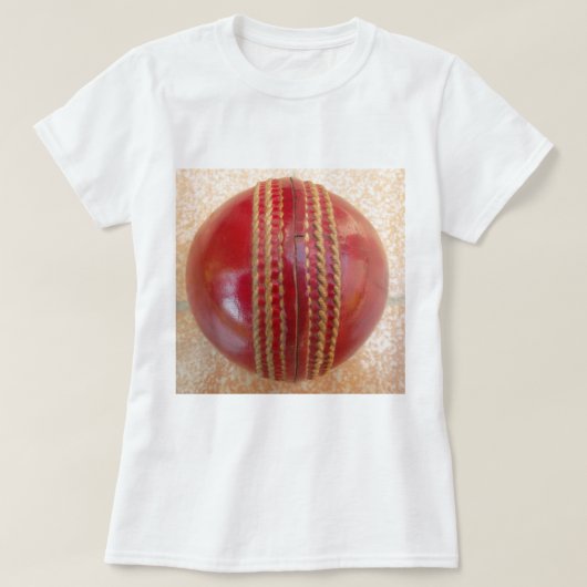 Crimson Stitch Focus: Nahes Up of Cricket's Heart T-Shirt (Design vorne)