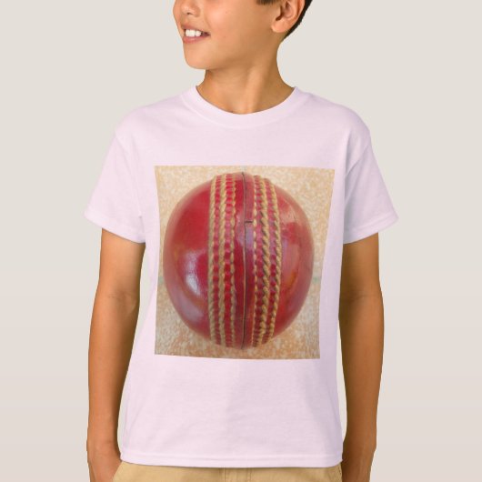 Crimson Stitch Focus: Nahes Up of Cricket's Heart T-Shirt (Vorderseite)