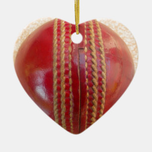 Crimson Stitch Fokus: Nahaufnahme von Crickets Her Keramikornament