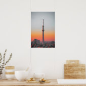 Crimson Tower: Tokyo Skytree bei Dämmerung Poster (Küche)