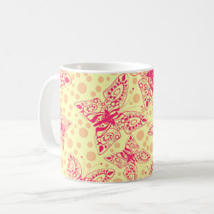 crimsonfarbene Schmetterlinge auf gelbem Punktmust Kaffeetasse