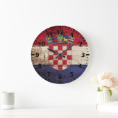 Croatia Flag on Old Wood Grain Große Wanduhr (Zuhause)