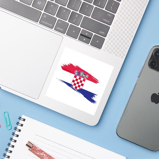 Croatia Flag Sticker – Patriotic Design (Laptop mit iPhone)