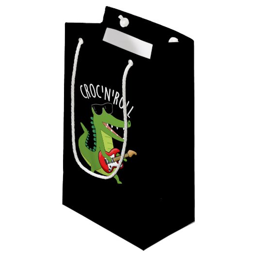 Croc N Roll Funny Crocodile Pun Dark BG Kleine Geschenktüte (Vorderseite Schrägansicht)