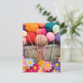 Crochet Balls aus farbenfrohen Garnen und Blume Postkarte (Stehend Vorderseite)