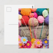 Crochet Balls aus farbenfrohen Garnen und Blume Postkarte (Vorne/Hinten)
