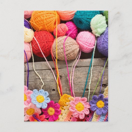 Crochet Balls aus farbenfrohen Garnen und Blume Postkarte (Vorderseite)