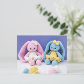 Crochet Bunny Friends – Collectible Art Postkarte (Stehend Vorderseite)