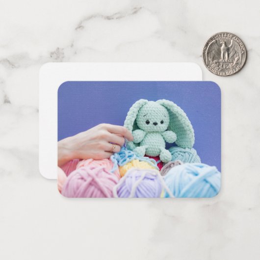 Crochet Bunny in the Making – Gentle Craft Mood Mitteilungskarte (Vorderseite/Rückseite Beispiel)