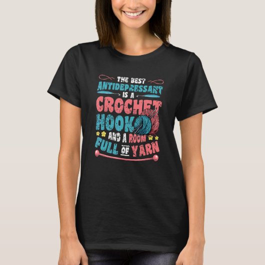 Crochet Hook And Room Full Of Yarn Crochet T-Shirt (Vorderseite)
