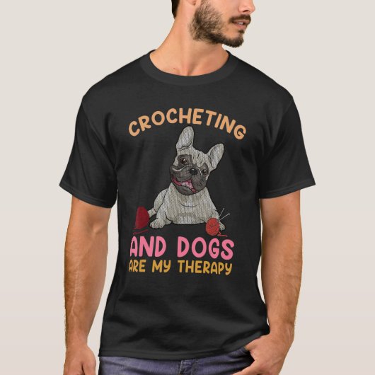 Crocheting und Hunde sind meine Therapie Happy Yar T-Shirt (Vorderseite)