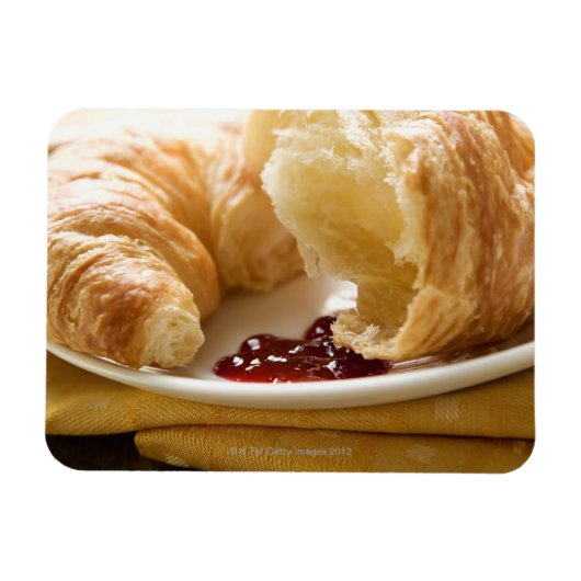 Croissant mit Marmelade auf dem Teller Magnet (Horizontal)