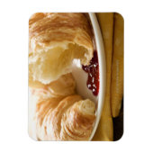 Croissant mit Marmelade auf dem Teller Magnet (Vertikal)