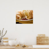 Croissant mit Marmelade auf dem Teller Poster (Küche)