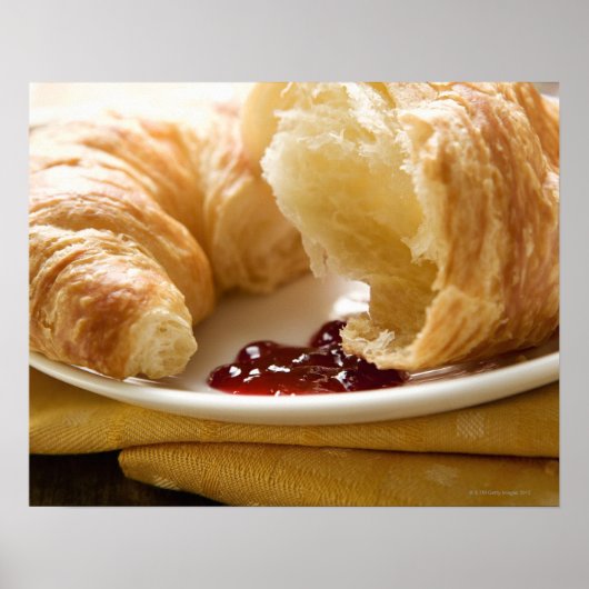 Croissant mit Marmelade auf dem Teller Poster (Vorne)