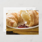 Croissant mit Marmelade auf dem Teller Postkarte (Vorne/Hinten)
