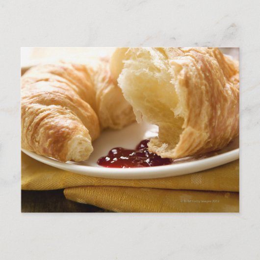 Croissant mit Marmelade auf dem Teller Postkarte (Vorderseite)
