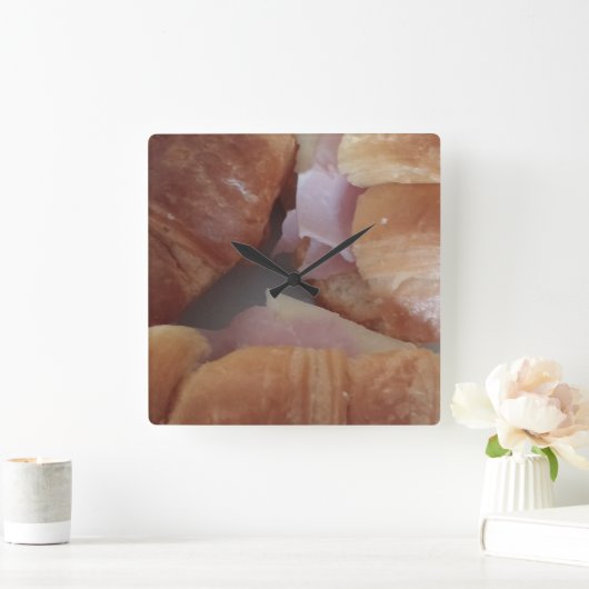 Croissants Schinken Brot Wanduhr (Zuhause)
