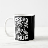 Cross Checking It’s How I Hug, Ice Hockey Coach Pl Kaffeetasse (Links)