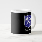 Crossed Rock Hammer Shield - Personalisiert Jumbo-Tasse (Vorderseite Rechts)