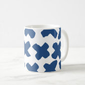 Crosses Shibori: Indigo Batik Muster Kaffeetasse (VorderseiteRechts)