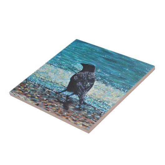 Crow auf der Strandmalerei Fliese (Seite)