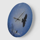 Crow fliegt in der Moody Sky Große Wanduhr (Winkel)
