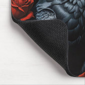 Crow in A Gold Crown Ruby-Rote Rosen Mousepad (Ecke)