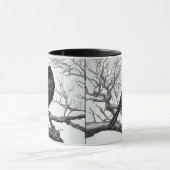 Crow Perched on Bare Winter Branches Tasse (Zentrum)