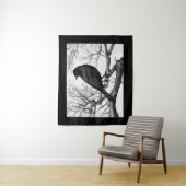Crow Perched on Bare Winter Branches Wandteppich (Beispiel)