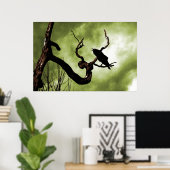 Crow Perching auf einem Poster für einen toten Bau (Heimbüro)
