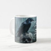 Crow sitzt auf einem Schädel mit einer gotischen B Kaffeetasse (Vorderseite Links)