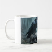 Crow sitzt auf einem Schädel mit einer gotischen B Kaffeetasse (Links)