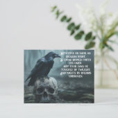 Crow sitzt auf einem Schädel mit einer gotischen B Postkarte (Stehend Vorderseite)