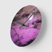 Crow träumt von einer Lila Nacht Runde Wanduhr (Winkel)