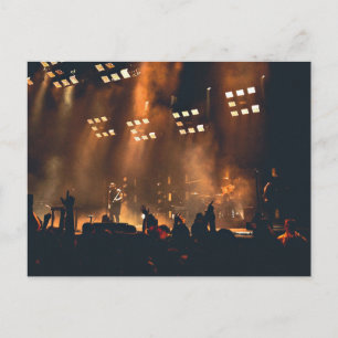 Crowd genießt Musikkonzert Postkarte