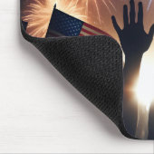 Crowd Holding American Fahnen Wachsen von Feuerwer Mousepad (Ecke)