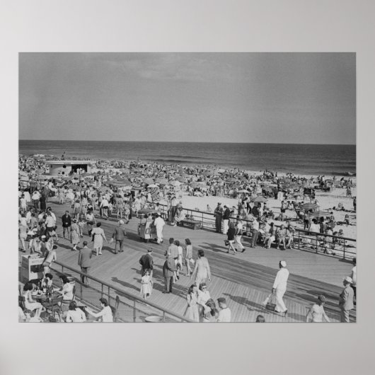 Crowd on Beach Poster (Vorne)